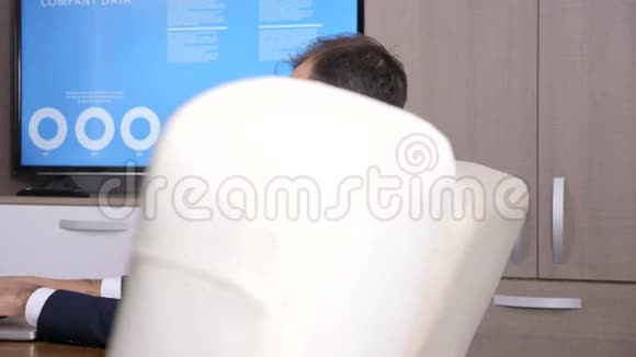揭露一个在电脑上工作的商人视频的预览图