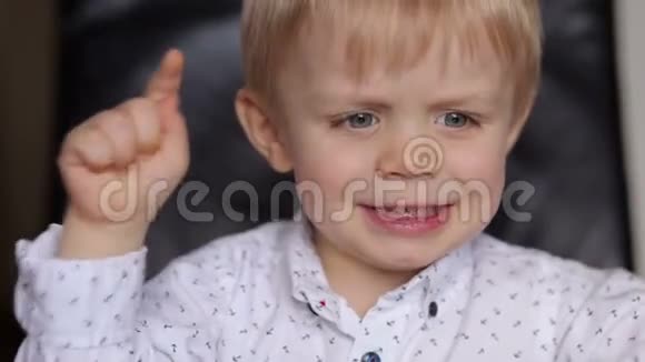 一个情绪激动的三岁男孩的肖像视频的预览图