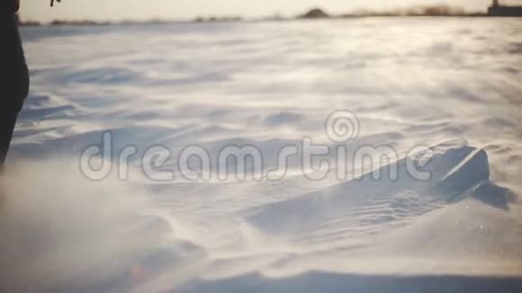 日落时分女人的脚在雪地沙漠上行走慢动作射击视频的预览图