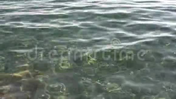 清澈的亚得里亚海表面的涟漪视频的预览图