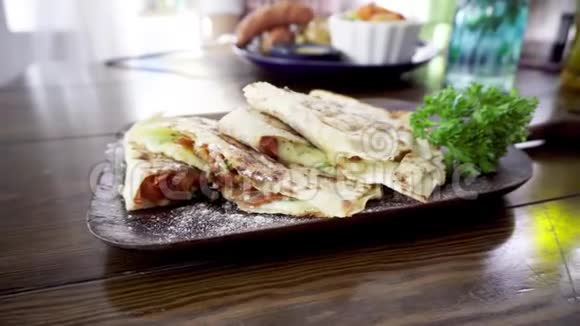 墨西哥素食玉米饼加奶酪西红柿和茄子视频的预览图