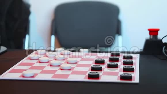 机器人在游戏中心和一个男人玩跳棋视频的预览图