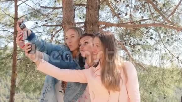 三个年轻女人用手机自拍视频的预览图