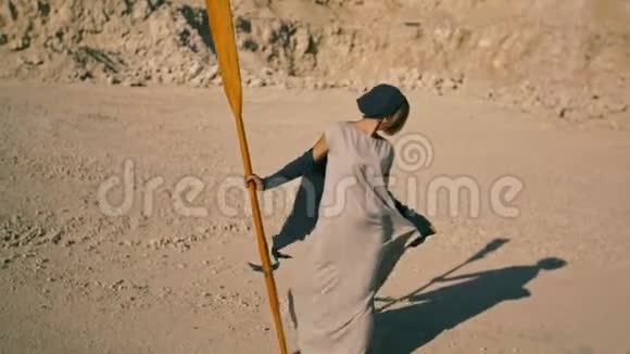 瘦小的女人用桨划着山奇妙的梦视频的预览图