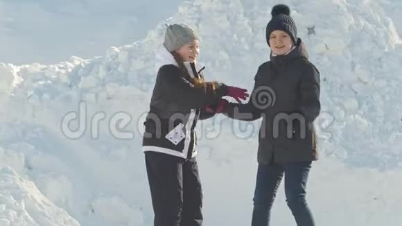 两个女孩放学后在溜冰场溜冰视频的预览图