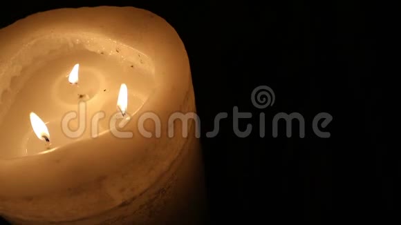 在黑暗的背景新年圣诞节新年装饰上从上方点燃圆形蜡烛视频的预览图