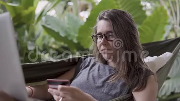 网上银行女人坐在吊床上成功付款视频的预览图