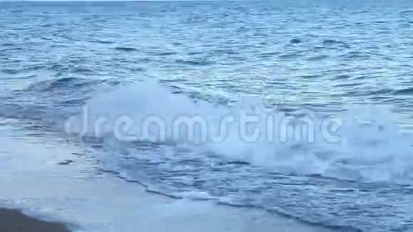 海浪直奔沙质海岸视频的预览图
