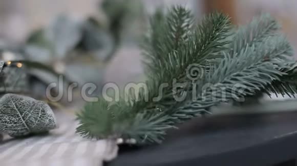 圣诞装饰圣诞树的一根树枝一个玻璃杯桌子上的花环视频的预览图