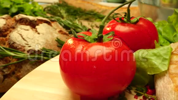 在厨房的桌子上用新鲜的西红柿把美味的烤鸡胸脯紧紧地抱在一起视频的预览图