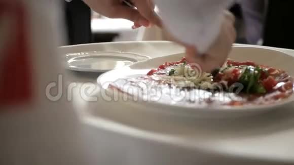 加帕尔马干酪的牛肉樱桃番茄红葱和胡瓜视频的预览图
