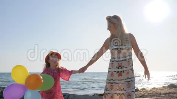 在轮椅上和家人一起残废妈妈和女儿在海边牵手父母带着孩子在户外妈妈视频的预览图