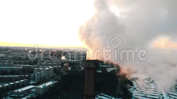 污染一个大的工业管道污染城市的空气视频的预览图