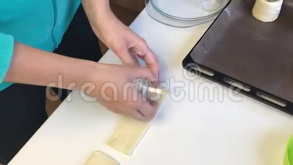 女人用泡芙糕点工作把玻璃烧杯包起来视频的预览图