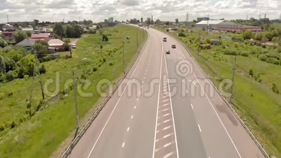 村附近公路上汽车的移动空中镜头视频的预览图