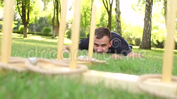 他在公园玩游戏爬在草地上视频的预览图