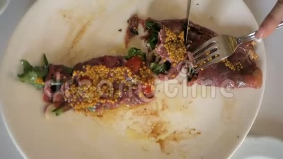 加帕尔马干酪的牛肉樱桃番茄红葱和胡瓜视频的预览图