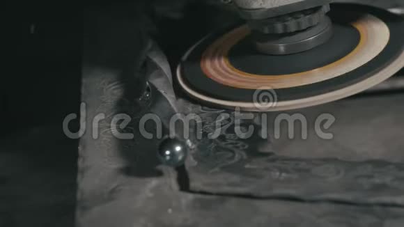 锻造车间史密斯手工制作抛光金属与角磨机与磨料喷嘴抛光铁视频的预览图