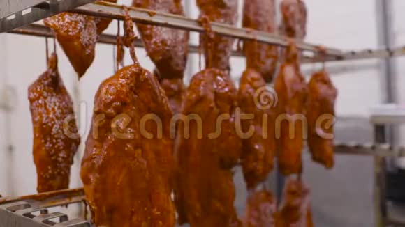 从猪肉和牛肉中生产肉类美食冷三文鱼在辣椒酱腌料中撒上芝麻视频的预览图