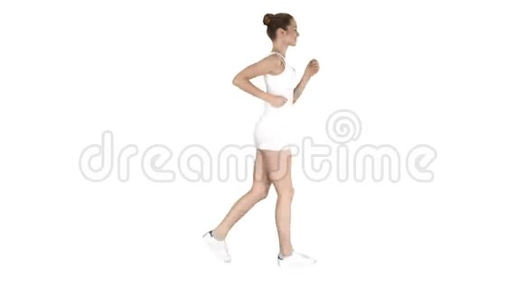 运动的女人在白色背景下奔跑视频的预览图