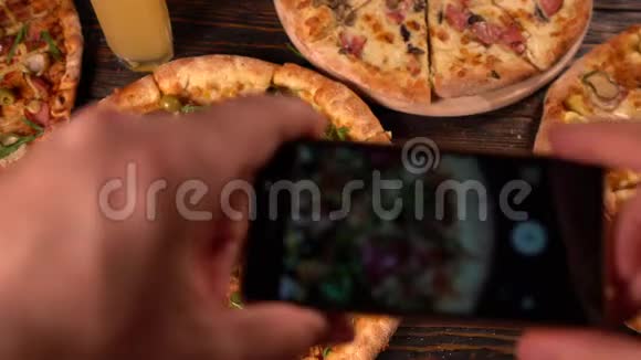在手机上拍摄披萨的人视频的预览图