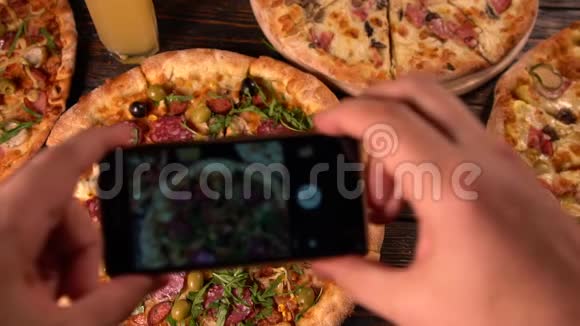 拍摄一整个意大利腊肠披萨的人视频的预览图