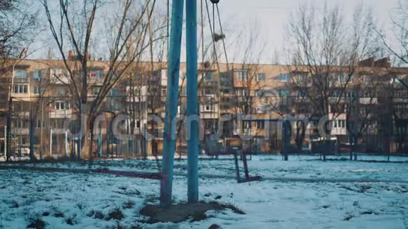 城市景观苏联儿童秋千电影拍摄视频的预览图