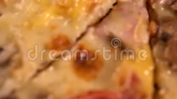加入美味披萨的配料视频的预览图