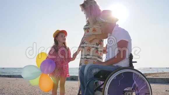 父母告诉母亲残疾人和家人一起坐轮椅小女孩听爸爸妈妈开车视频的预览图