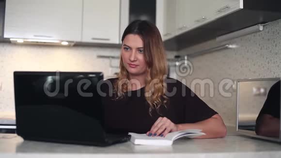 漂亮的年轻商务女性在电脑上工作带着日记视频的预览图
