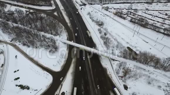 冬天汽车在高速公路立交桥上行驶Dranview路口公路视频的预览图