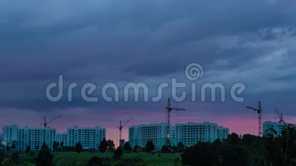 时间流逝城市景观夕阳美丽的云彩在住宅区的背景下塔视频的预览图