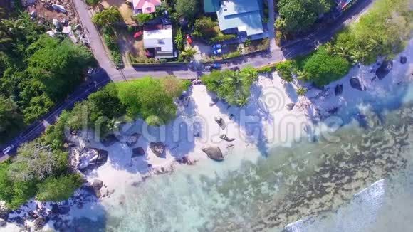 鸟瞰图飞往塞舌尔马河岛博瓦隆海滩视频的预览图