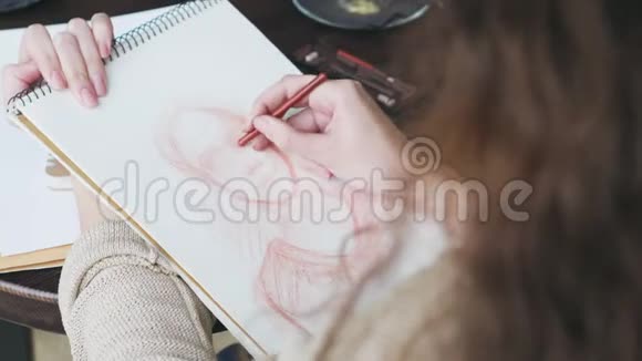 女人画人类素描视频的预览图