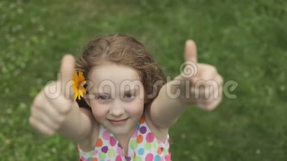 可爱的女孩竖起大拇指视频的预览图