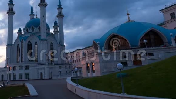 俄罗斯鞑靼斯坦共和国库尔谢里夫或科尔谢里夫在喀山克里姆林宫夜间照明时间流逝美丽视频的预览图