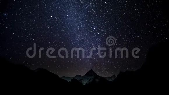 夜空中星星在喜马拉雅山上空的移动视频的预览图