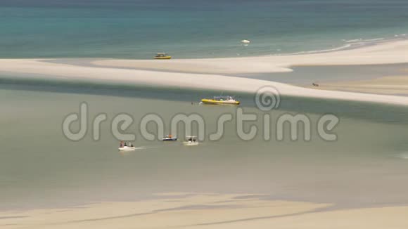 海滩上一条风景优美的小船视频的预览图