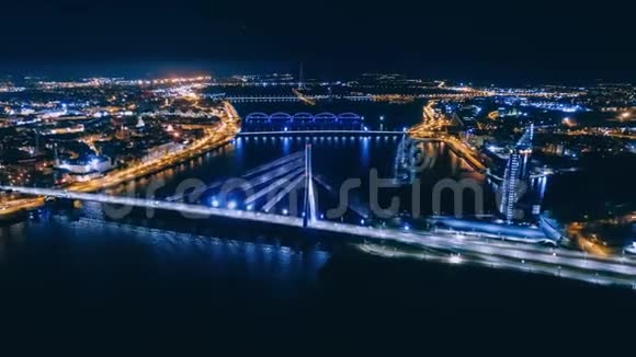 夜间里加无人驾驶飞机时间流逝城市桥梁高架桥道路交通机器Drone快速时间汽车运动视频的预览图