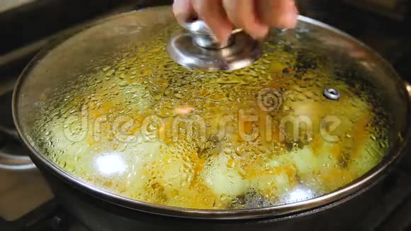 蔬菜在锅里搅拌视频的预览图