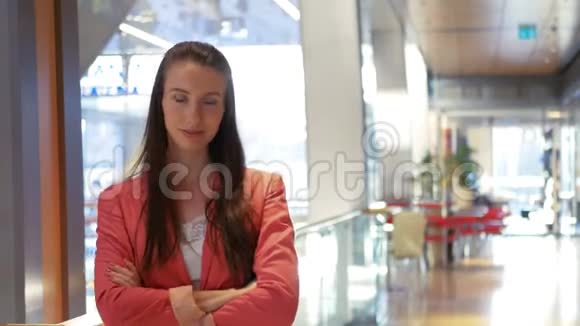 一位自信成功的商业女性看着镜头微笑的画像视频的预览图
