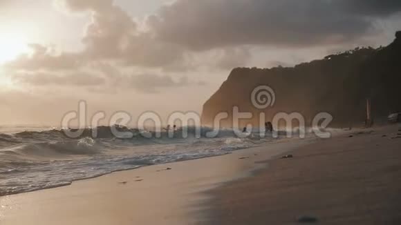 令人惊叹的热带天堂海滩日落时有海浪视频的预览图