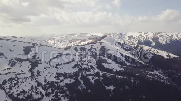 在日落时飞越山顶边缘的高空飞行鼓舞人心的冬季自然景观概念视频的预览图