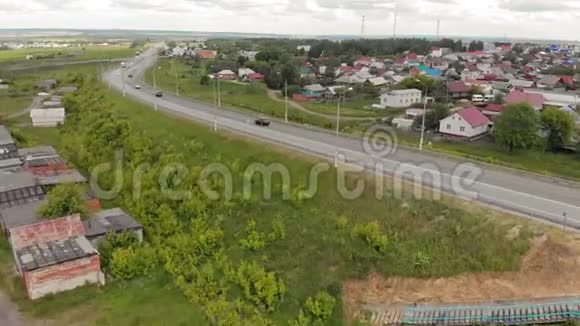 村附近公路上汽车的移动空中镜头视频的预览图