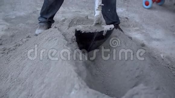 把大洞挖成沙子视频的预览图