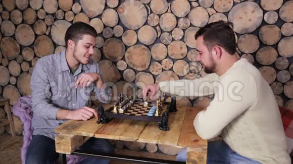 年轻的白种人男孩在家一起下棋伍德姆框架背景视频的预览图