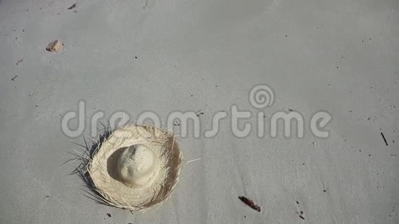 沙滩上的草帽视频的预览图