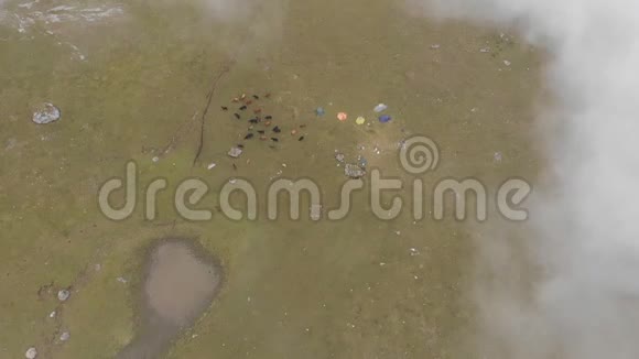 空中拍摄了一群登山者在云层中的营地视频的预览图