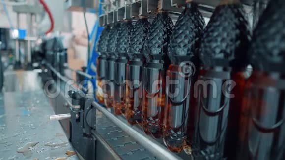 碳酸饮料的生产线瓶子里的水和苏打水是在工厂用输送机运输的视频的预览图