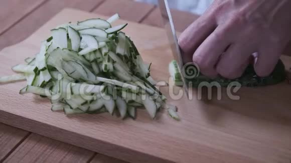 把黄瓜片放在砧板上煮视频的预览图